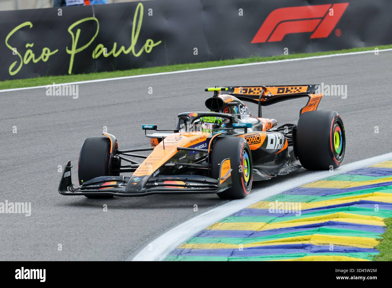 San Paolo, BRA. 11/08/2025. Lando Norris del Regno Unito alla guida della (4) McLaren F1 Team MCL39 Mercedes, durante la Formula 1 MSC Cruises grande Premio De Sao Paulo 2025. Crediti: Alessio Morgese / Alamy live news Foto Stock