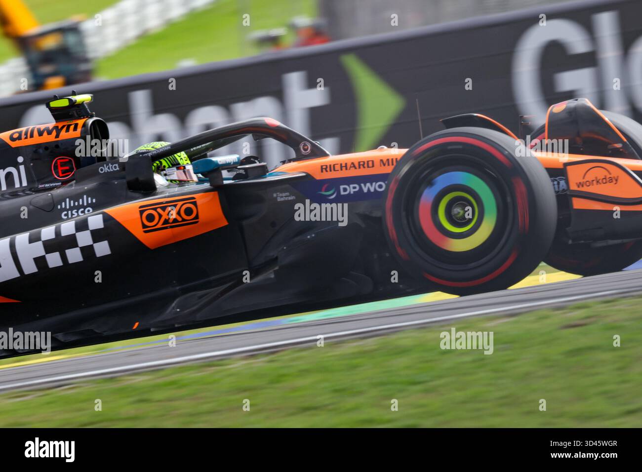 San Paolo, BRA. 11/08/2025. Lando Norris del Regno Unito alla guida della (4) McLaren F1 Team MCL39 Mercedes, durante la Formula 1 MSC Cruises grande Premio De Sao Paulo 2025. Crediti: Alessio Morgese / Alamy live news Foto Stock