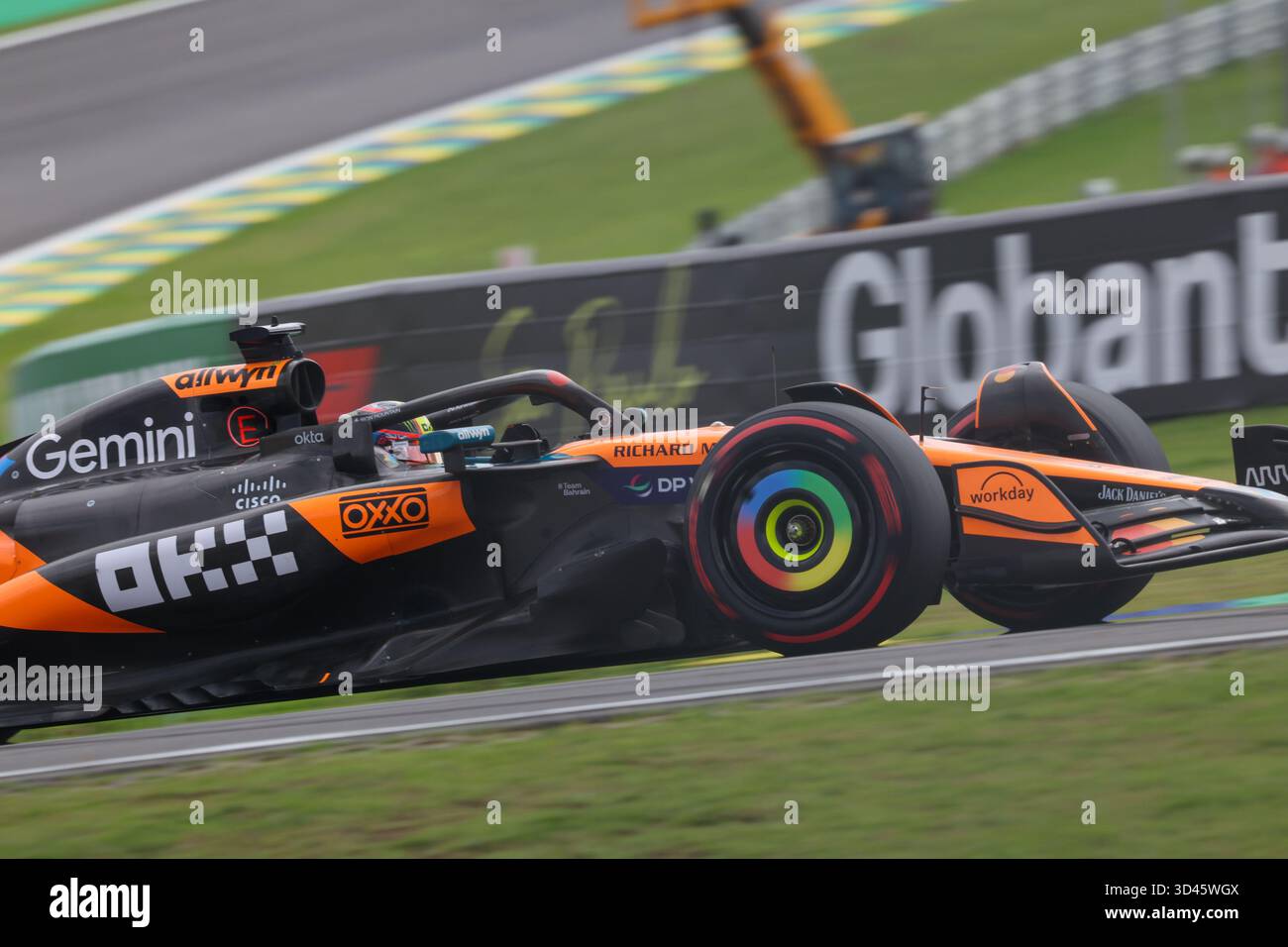 San Paolo, BRA. 11/08/2025. Oscar Piastri dell'Australia alla guida del (81) McLaren F1 Team MCL39 Mercedes, durante la Formula 1 MSC Cruises grande Premio De Sao Paulo 2025. Crediti: Alessio Morgese / Alamy live news Foto Stock