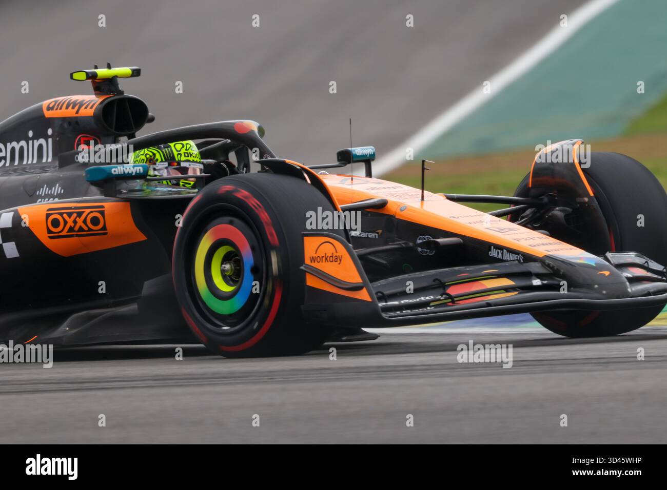 San Paolo, BRA. 11/08/2025. Lando Norris del Regno Unito alla guida della (4) McLaren F1 Team MCL39 Mercedes, durante la Formula 1 MSC Cruises grande Premio De Sao Paulo 2025. Crediti: Alessio Morgese / Alamy live news Foto Stock