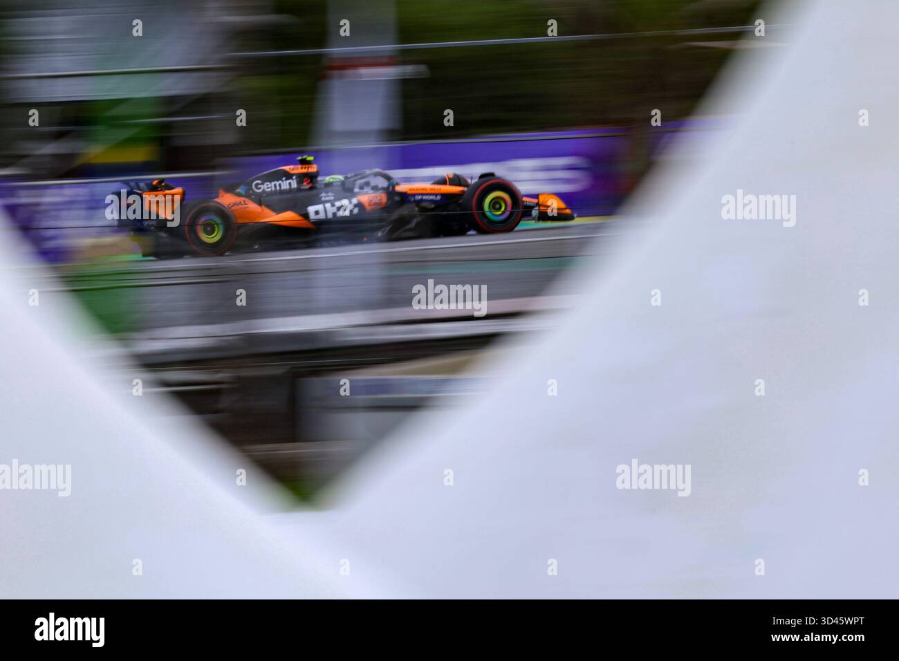 San Paolo, BRA. 11/08/2025. Lando Norris del Regno Unito alla guida della (4) McLaren F1 Team MCL39 Mercedes, durante la Formula 1 MSC Cruises grande Premio De Sao Paulo 2025. Crediti: Alessio Morgese / Alamy live news Foto Stock