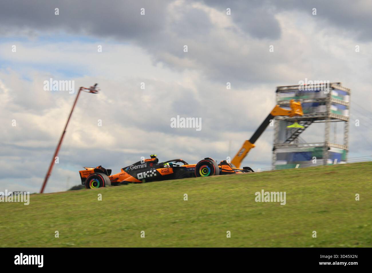 San Paolo, BRA. 11/08/2025. Lando Norris del Regno Unito alla guida della (4) McLaren F1 Team MCL39 Mercedes, durante la Formula 1 MSC Cruises grande Premio De Sao Paulo 2025. Crediti: Alessio Morgese / Alamy live news Foto Stock