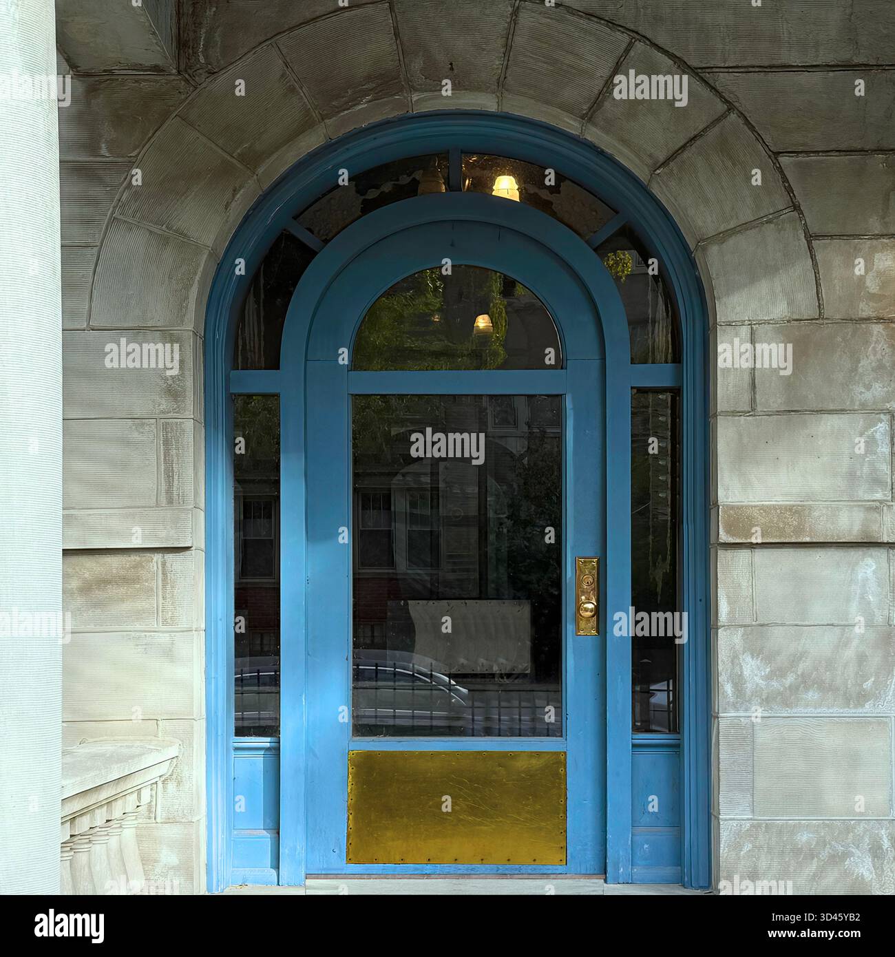 Porta blu ad arco incorniciata da blocchi di pietra calcarea nello storico edificio di Chicago. - Immagine stock catturata con smartphone