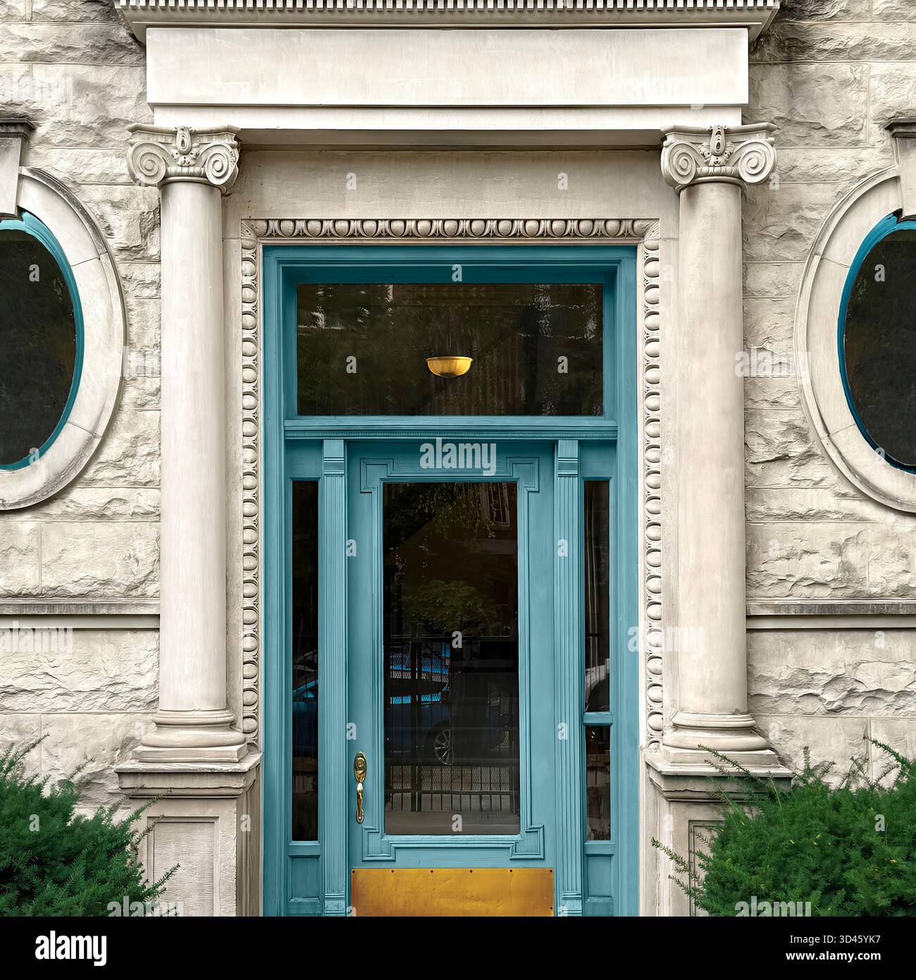 Porta blu neoclassica con colonne e finestre circolari, che cattura la bellezza architettonica ornata delle facciate storiche di Chicago. - Immagine stock catturata con smartphone