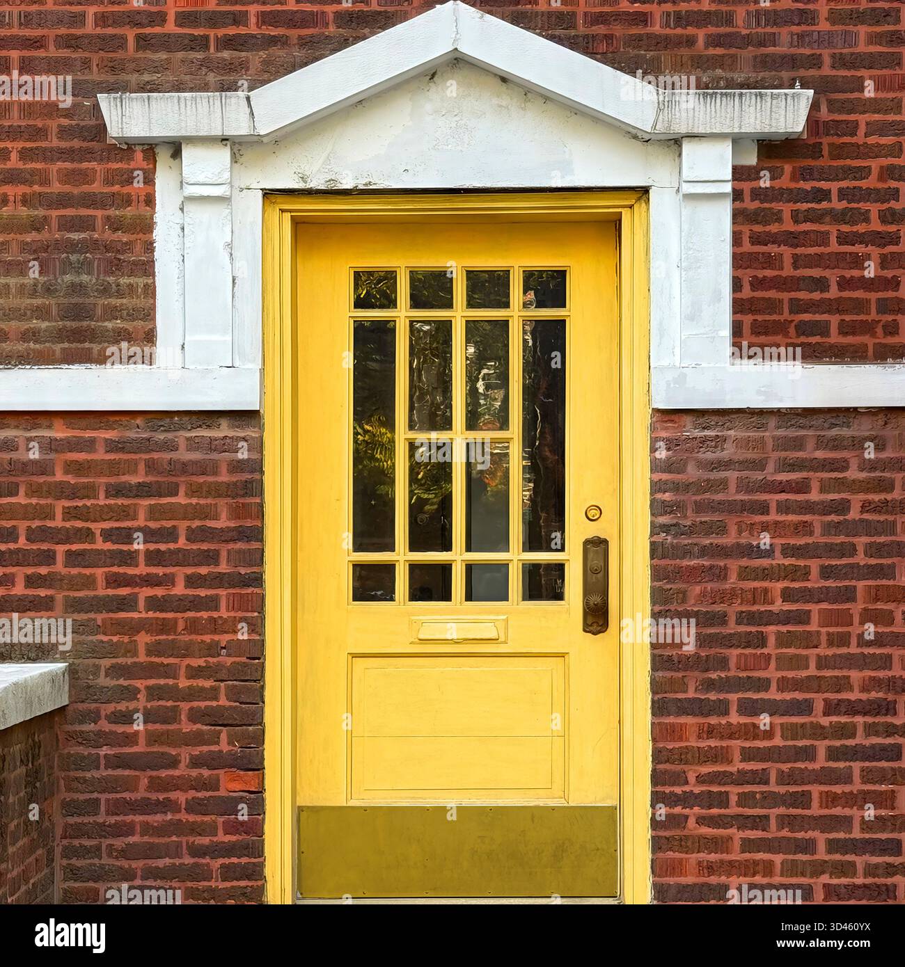 Porta gialla con pannelli di vetro divisi e frontone bianco, che mostrano il fascino architettonico e la texture storica di Chicago - Immagine stock catturata con smartphone