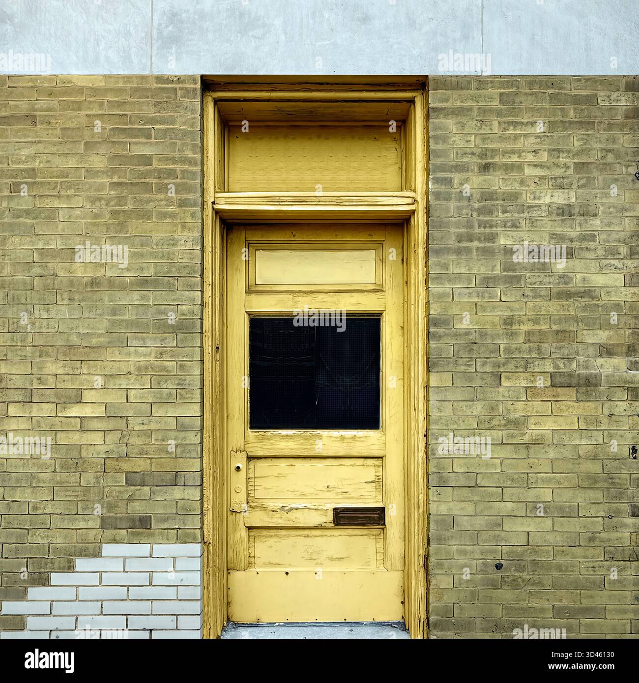 Porta gialla intemprata in mattoni pallidi, che fonde patina e storia all'interno della struttura architettonica e del carattere urbano di Chicago Foto Stock