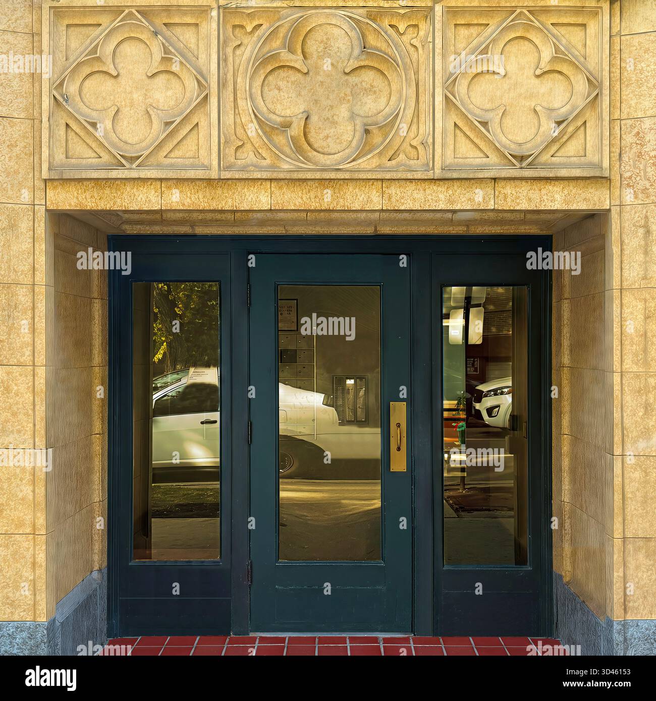 Facciata decorativa in terracotta con motivi a trifoglio, che riflettono l'artigianato architettonico e il ritmo ornato di Chicago - Immagine stock catturata con smartphone