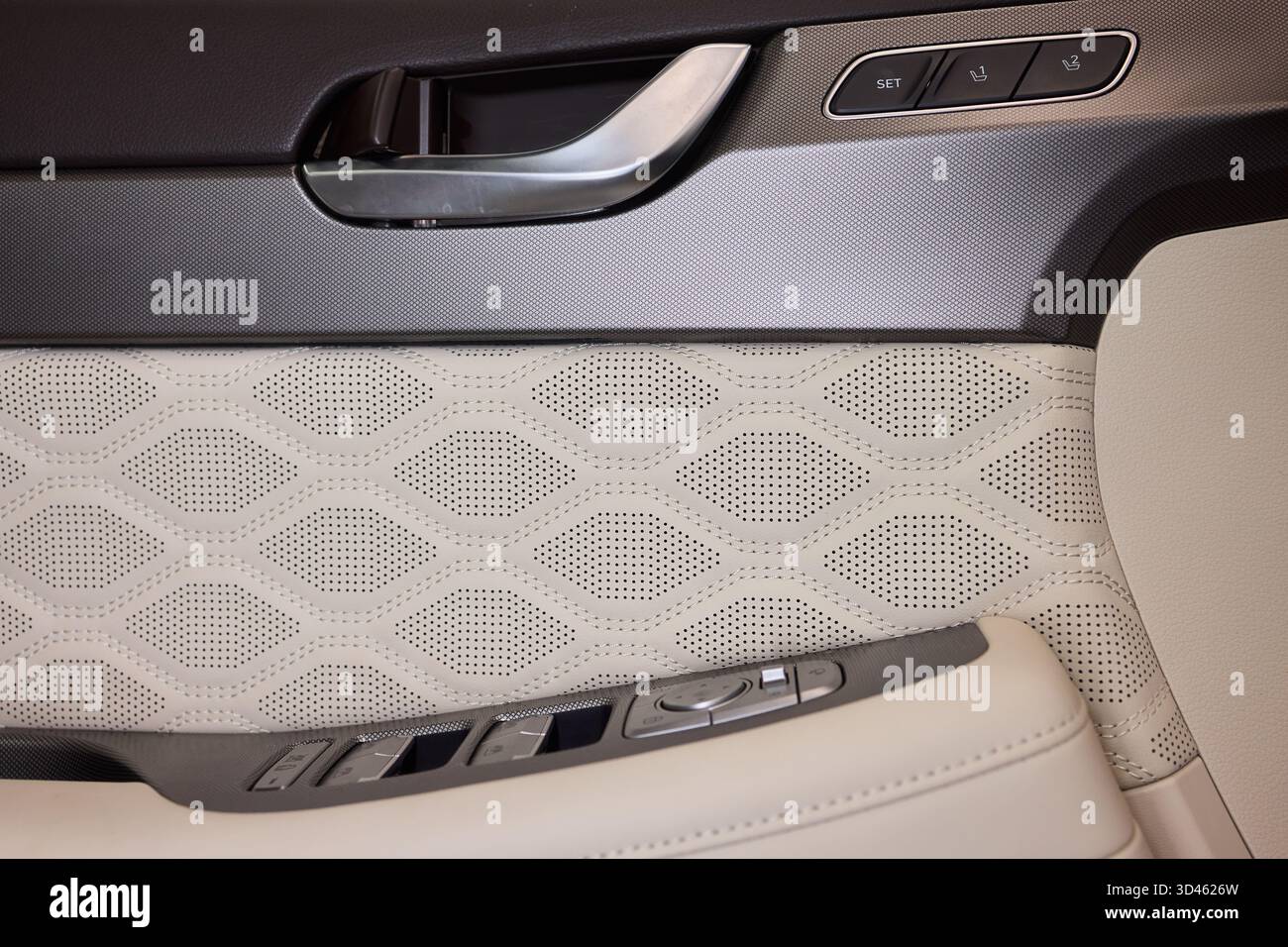 I dettagli dei sedili in pelle, la cura artigianale innovativa enfatizza la qualità, lo squisito lavoro artigianale che presenta micro perforazioni e contorni accuratamente lavorati Foto Stock