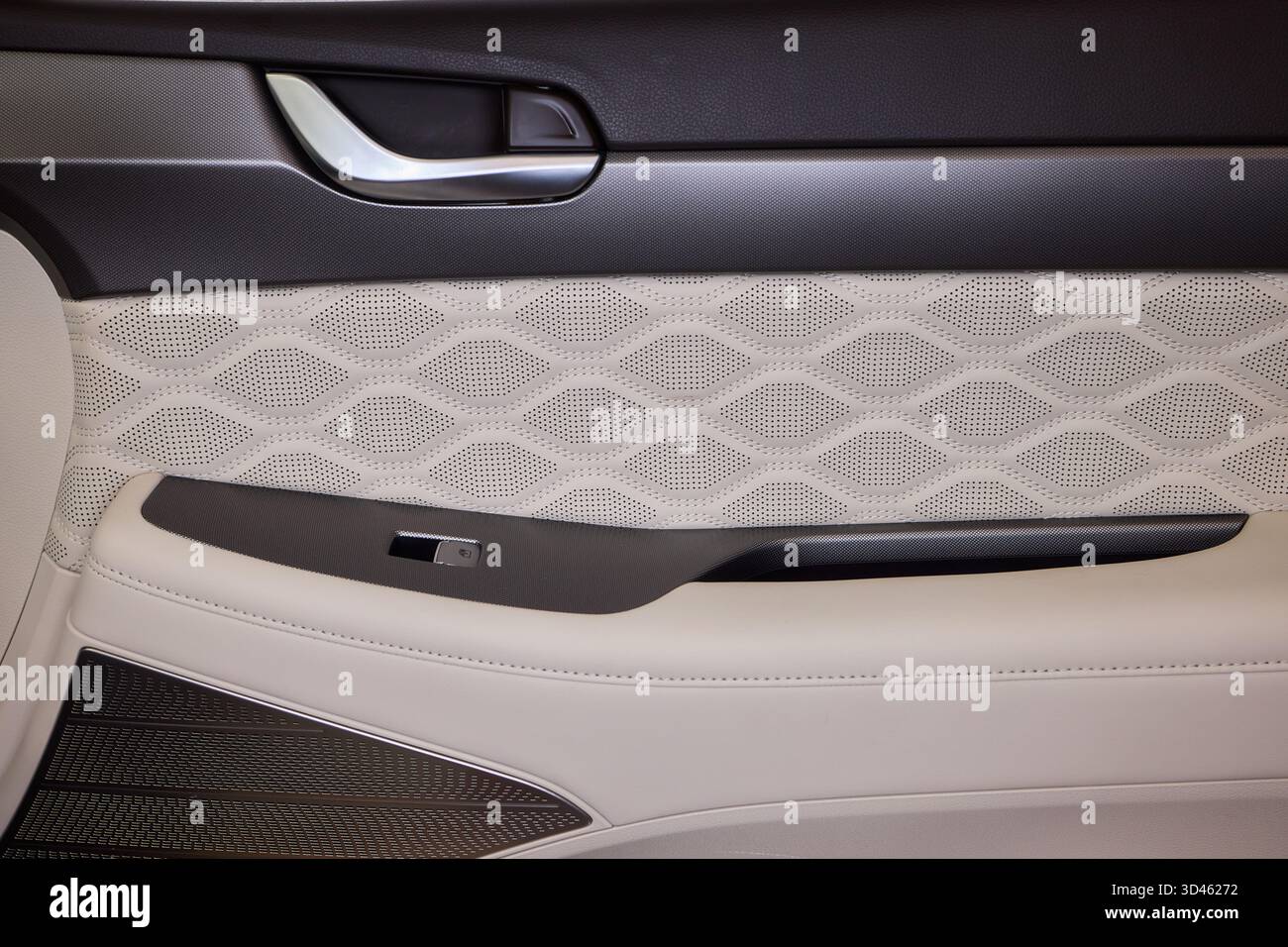 I dettagli dei sedili in pelle, la cura artigianale innovativa enfatizza la qualità, lo squisito lavoro artigianale che presenta micro perforazioni e contorni accuratamente lavorati Foto Stock