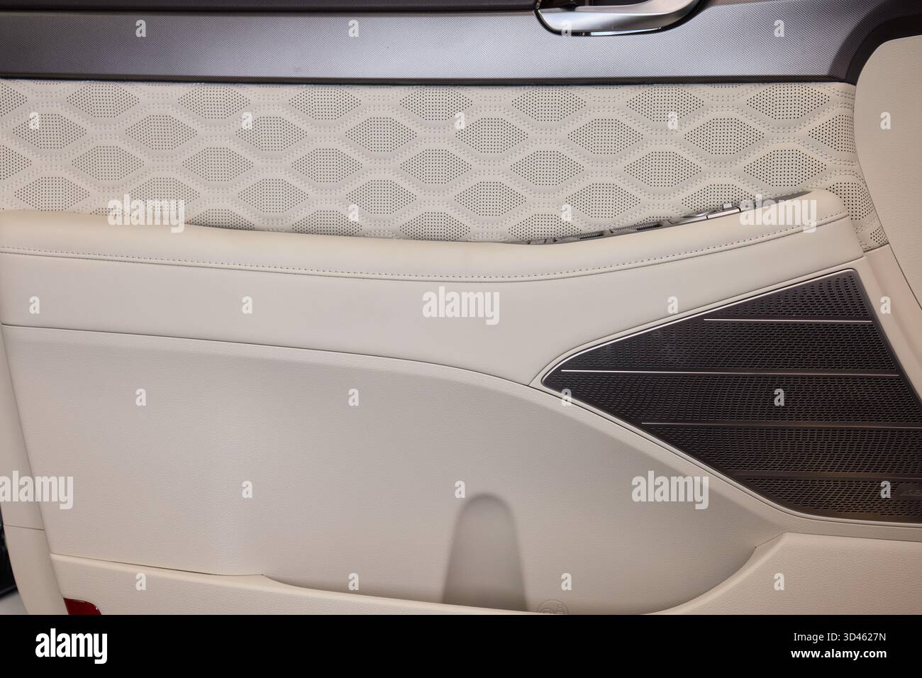 I dettagli dei sedili in pelle, la cura artigianale innovativa enfatizza la qualità, lo squisito lavoro artigianale che presenta micro perforazioni e contorni accuratamente lavorati Foto Stock