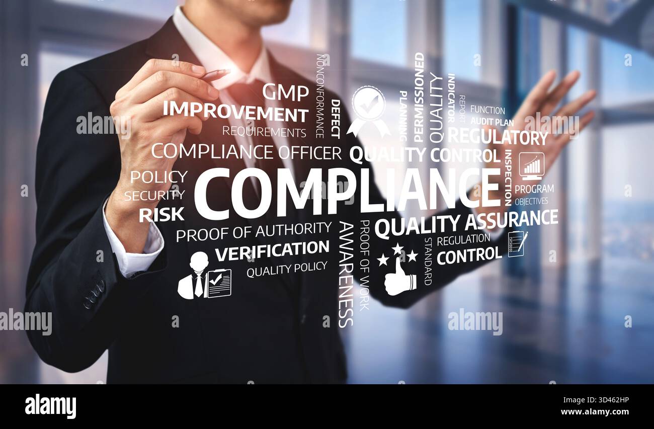 Un uomo d'affari interagisce con uno schermo digitale visualizzando i termini di conformità e qualità, sottolineando l'importanza della gestione e dell'adesione a un Foto Stock
