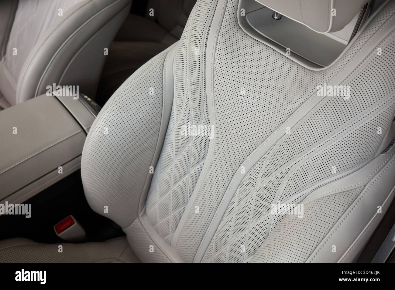 I dettagli dei sedili in pelle, la cura artigianale innovativa enfatizza la qualità, lo squisito lavoro artigianale che presenta micro perforazioni e contorni accuratamente lavorati Foto Stock