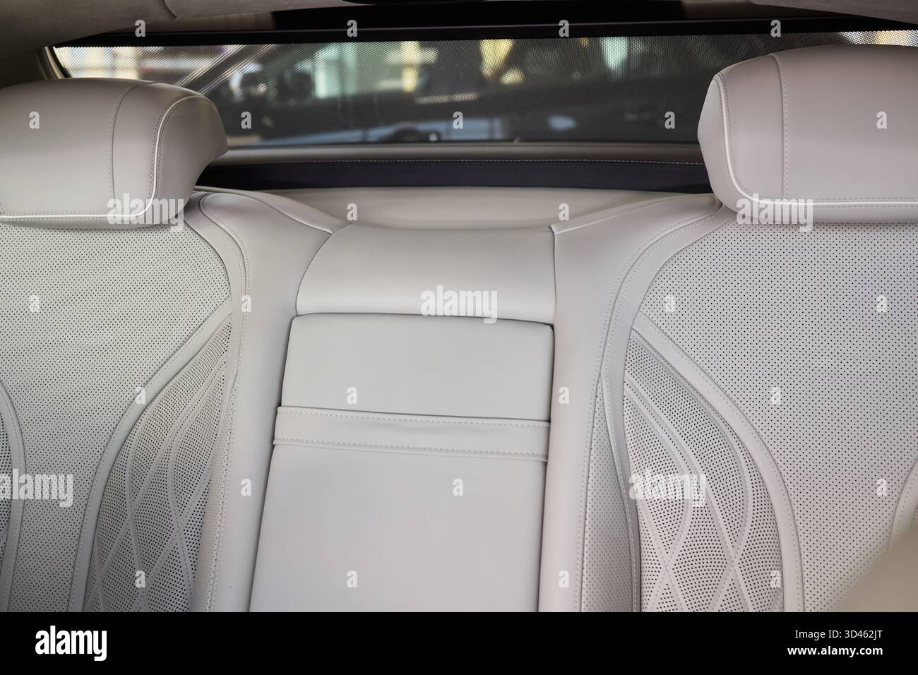 I dettagli dei sedili in pelle, la cura artigianale innovativa enfatizza la qualità, lo squisito lavoro artigianale che presenta micro perforazioni e contorni accuratamente lavorati Foto Stock