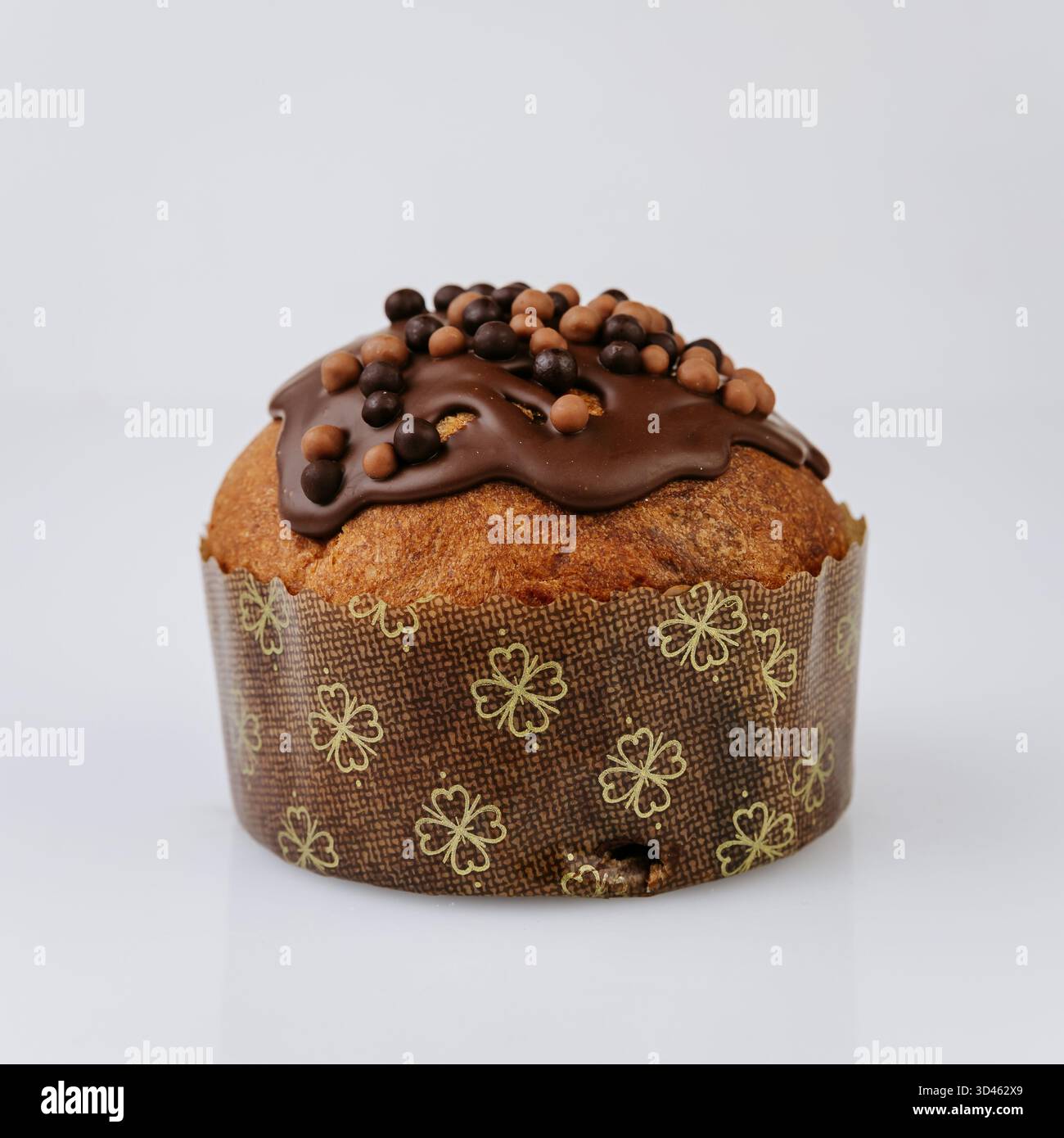 Mini panettone natalizio con guarnizione di cioccolato, dessert festivo isolato su bianco Foto Stock