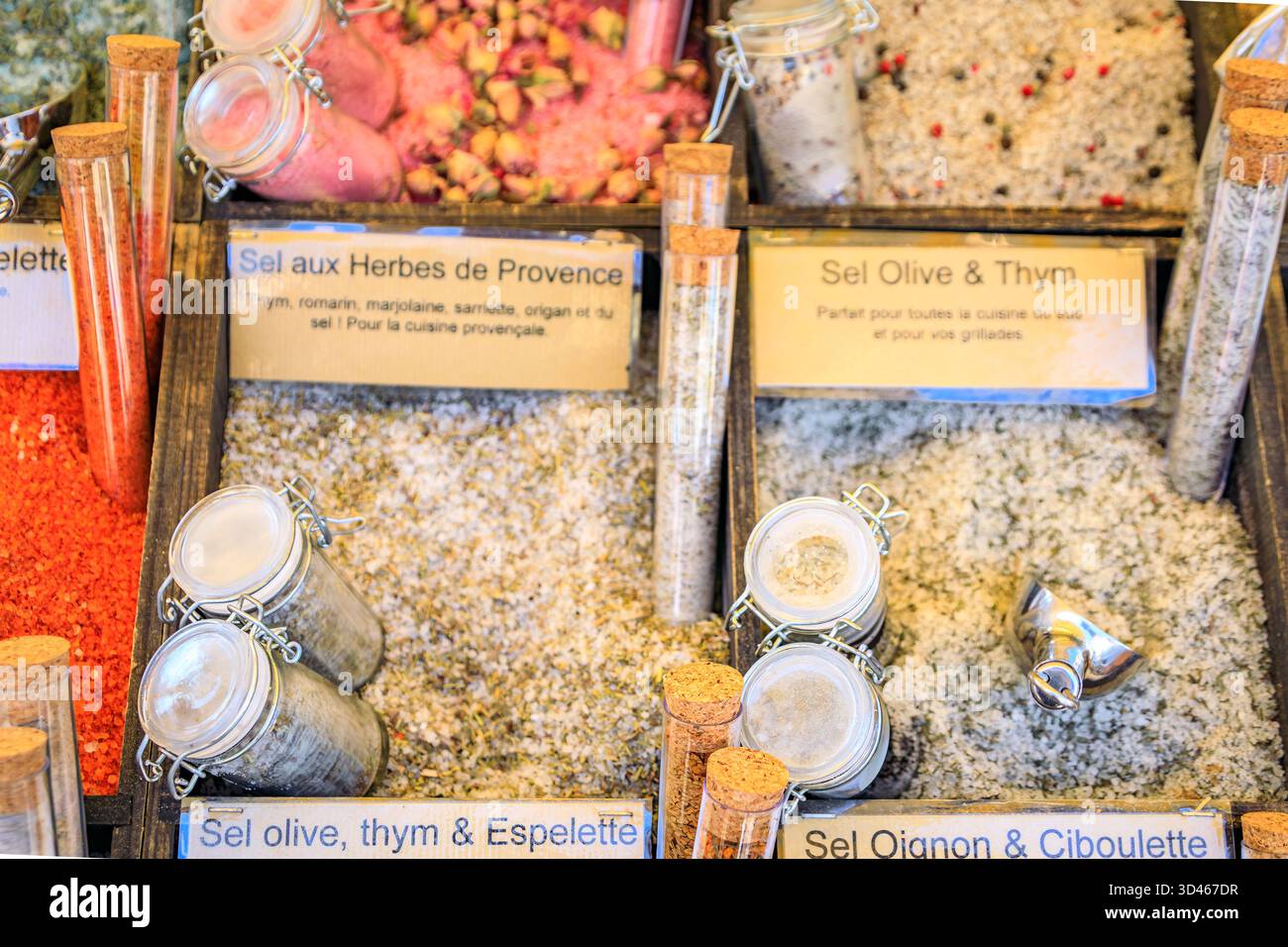 Selezione di sali aromatizzati come le erbe di provenza e altri sapori al mercato agricolo provenzale di Cours Saleya, nella città vecchia di Nizza, nel sud della Francia Foto Stock