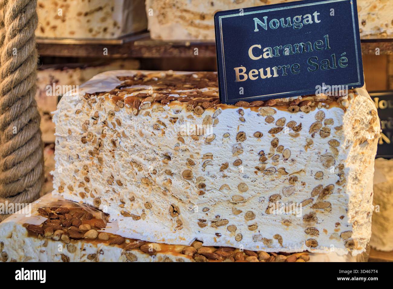 Blocco di torrone bianco classico con nocciole, mandorle, burro salato e miele in un negozio artigianale nella città vecchia di Nizza, nel sud della Francia Foto Stock