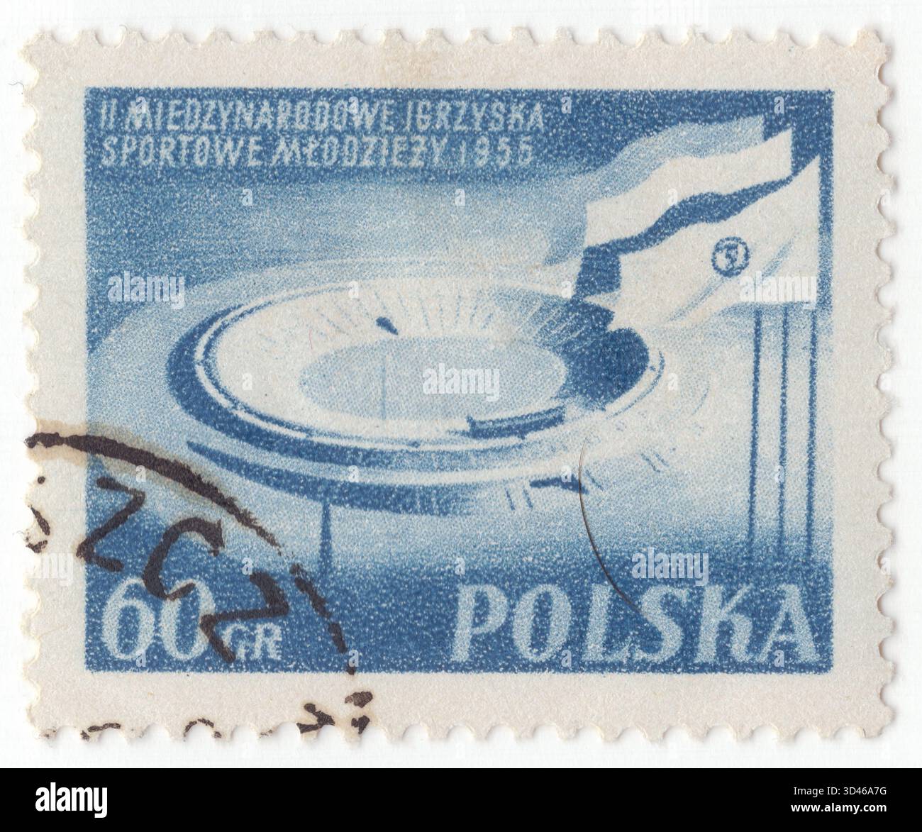 POLONIA — 1955 luglio 27: Francobollo blu opaco di grosz 60 raffigurante l'opera d'arte Stadio di Varsavia. II Giochi internazionali giovanili, 1955. Uno stadio è il luogo ideale per sport all'aperto, concerti o altri eventi. Uno stadio è un luogo o un luogo per sport all'aperto, concerti o altri eventi ed è costituito da un campo o un palco parzialmente o completamente circondato da una struttura a più livelli progettata per consentire agli spettatori di stare in piedi o sedersi e vedere l'evento. Pausania notò che per circa mezzo secolo l'unico evento dell'antica festa olimpica greca era la gara che comprendeva una lunghezza dello stadion di Olimpia Foto Stock