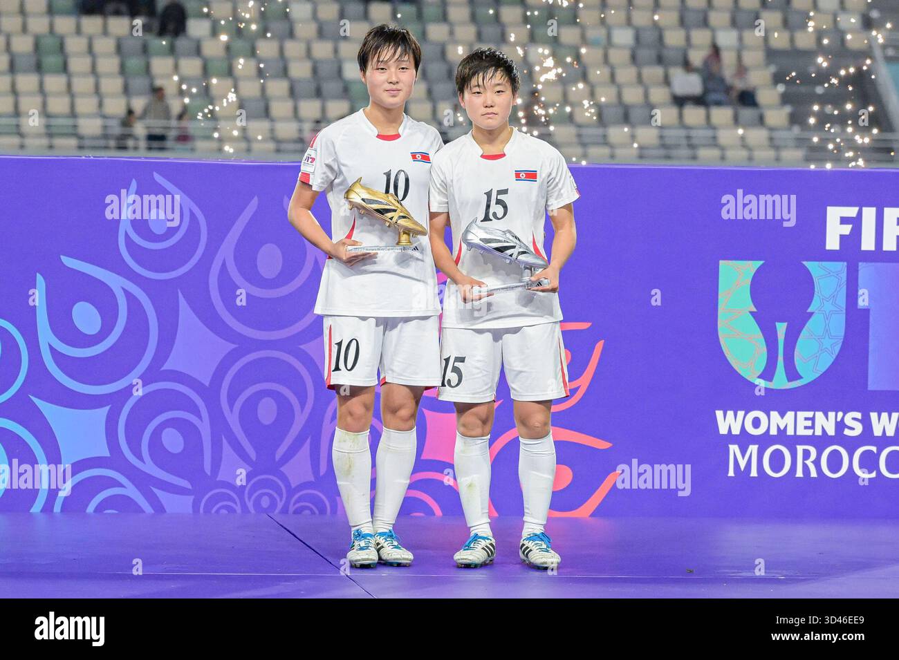 Marocco, Marocco. 8 novembre 2025. #15 Kim K. ha vinto SIM (attaccante) della Korea DPR U-17 con Silver Shoe Award e #10 Yu Y. Jong Hyang (attaccante) della Korea DPR U-17 con il Golden Shoe Award la Coppa del mondo femminile FIFA U17 Marocco 2025, 1° - 2° posto match tra Corea DOR e Paesi Bassi a Rabat, Marocco, l'8 novembre 2025, allo Stadio Olimpico credito: Independent Photo Agency/Alamy Live News Foto Stock