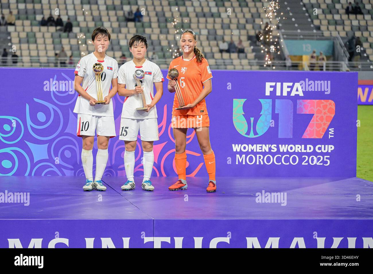 Marocco, Marocco. 8 novembre 2025. #10 Yu Y. Jong Hyang (attaccante) della Korea DPR U-17 il Gold Ball Award insieme #15 Kim K. ha vinto SIM (attaccante) della Korea DPR U-17, Silver Ball Award e #6 Renfurm R. C. H. (centrocampista) dei Paesi Bassi U-17, Bronze Ball Award la FIFA U17 Women's World Cup Marocco 2025, 1° - 2° posto match tra Corea DOR e Paesi Bassi a Rabat, Marocco, l'8 novembre 2025, all'Olympic News Agency Foto Stock