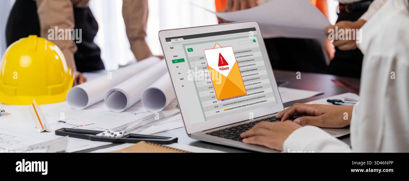 Concetto di attacco cibernetico. L'avviso di malware visualizzato sullo schermo del computer mostra la truffa e il rilevamento delle minacce sul sistema informatico o sul server online da rimuovere Foto Stock