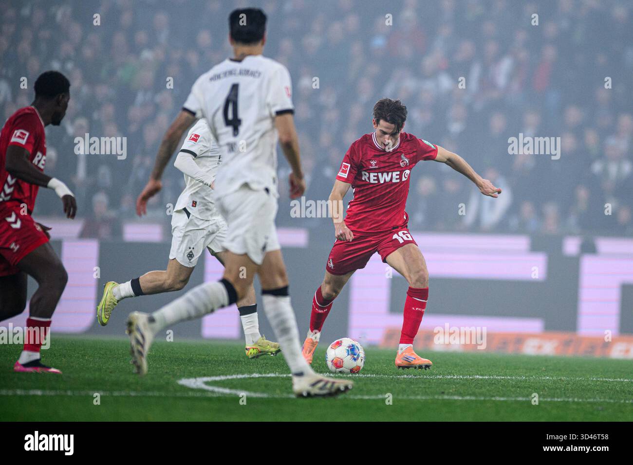 MOENCHENGLADBACH, GERMANIA - 8 NOVEMBRE 2025: Jakub Kaminski - partita di calcio della Bundesliga Borussia Moenchengladbach vs 1. FC Koeln al Borussia P. Foto Stock