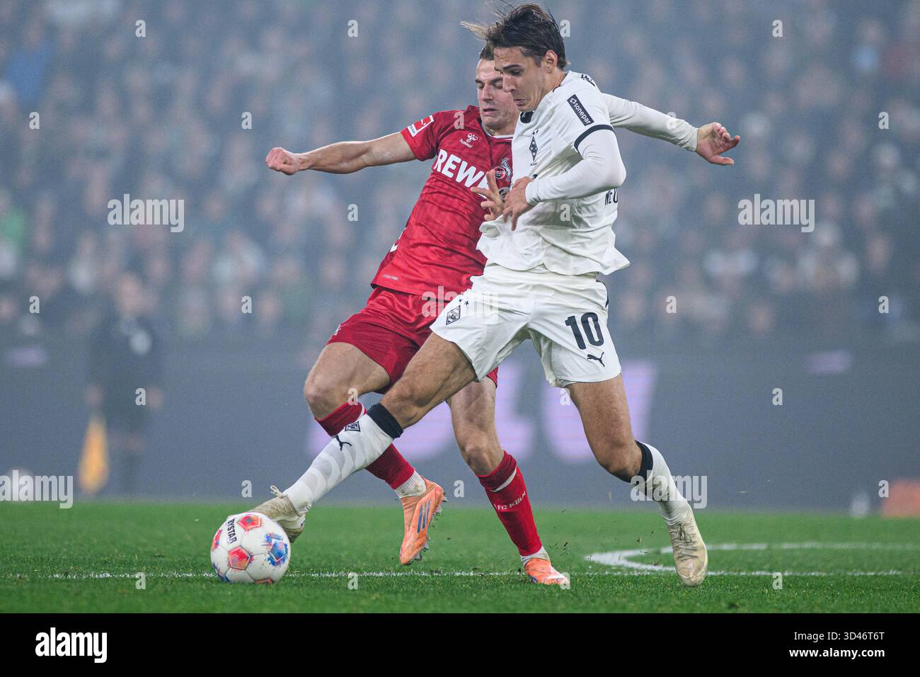 MOENCHENGLADBACH, GERMANIA - 8 NOVEMBRE 2025: Jakub Kaminski, Florian Neuhaus - partita di calcio della Bundesliga Borussia Moenchengladbach vs 1. FC Ko Foto Stock