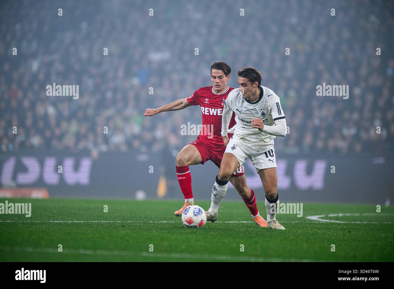 MOENCHENGLADBACH, GERMANIA - 8 NOVEMBRE 2025: Jakub Kaminski, Florian Neuhaus - partita di calcio della Bundesliga Borussia Moenchengladbach vs 1. FC Ko Foto Stock