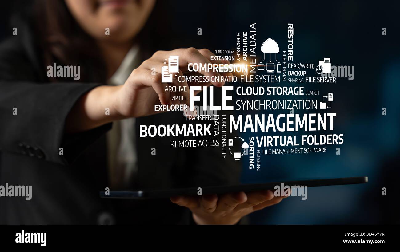 Un professionista aziendale si impegna con un tablet che presenta vari concetti relativi alla gestione e allo storage dei file, sottolineando l'importanza dei dati Foto Stock