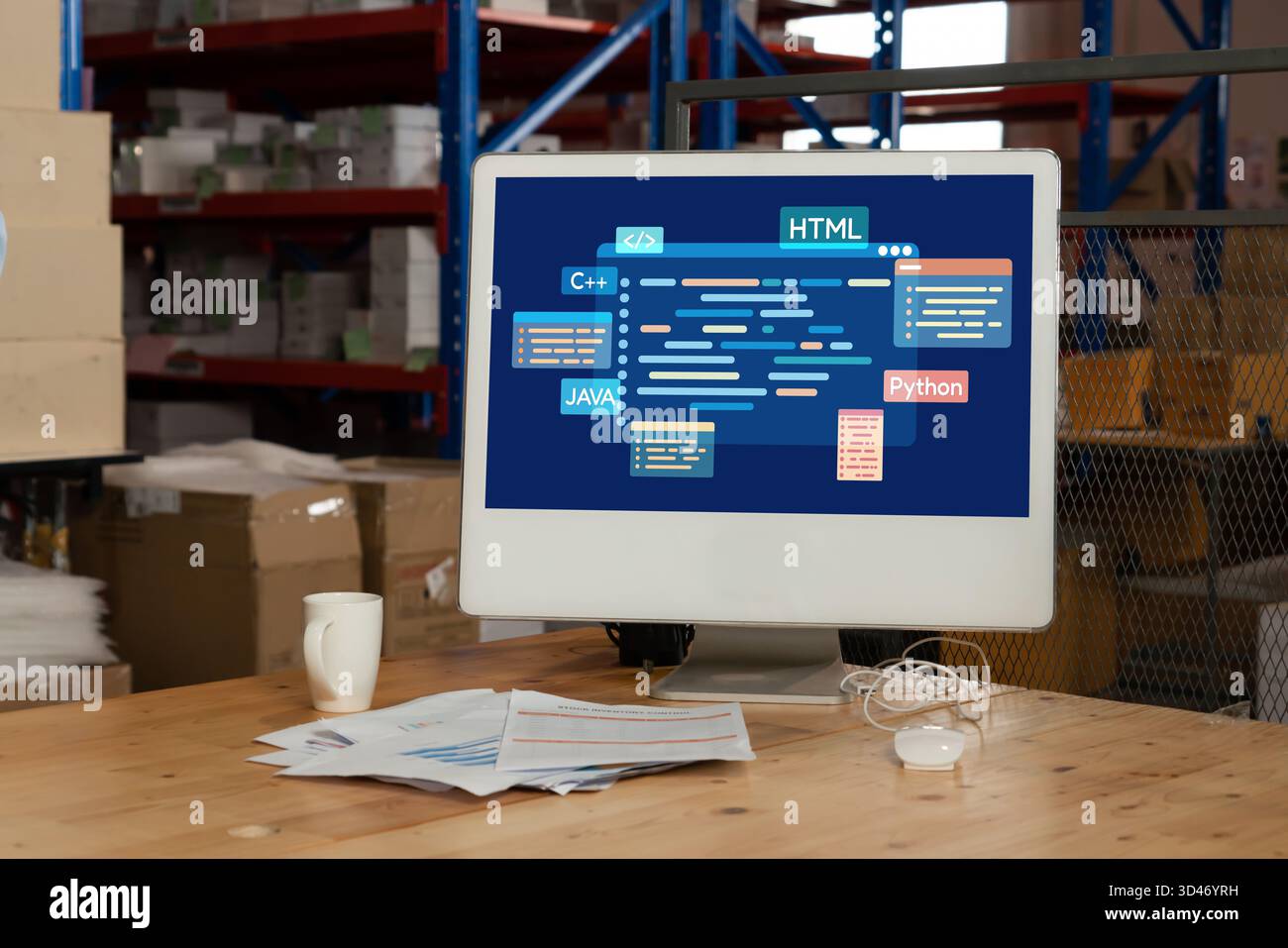 Lo sviluppo di software o la programmazione funzionano con lo schermo di codifica di vari linguaggi di programmazione come HTML, , e C brisk per le nuove applicazioni Foto Stock