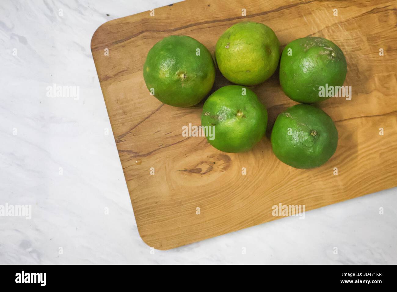 Lime dolci fresche su legno. Agrumi sani, Green Lime. Foto Stock