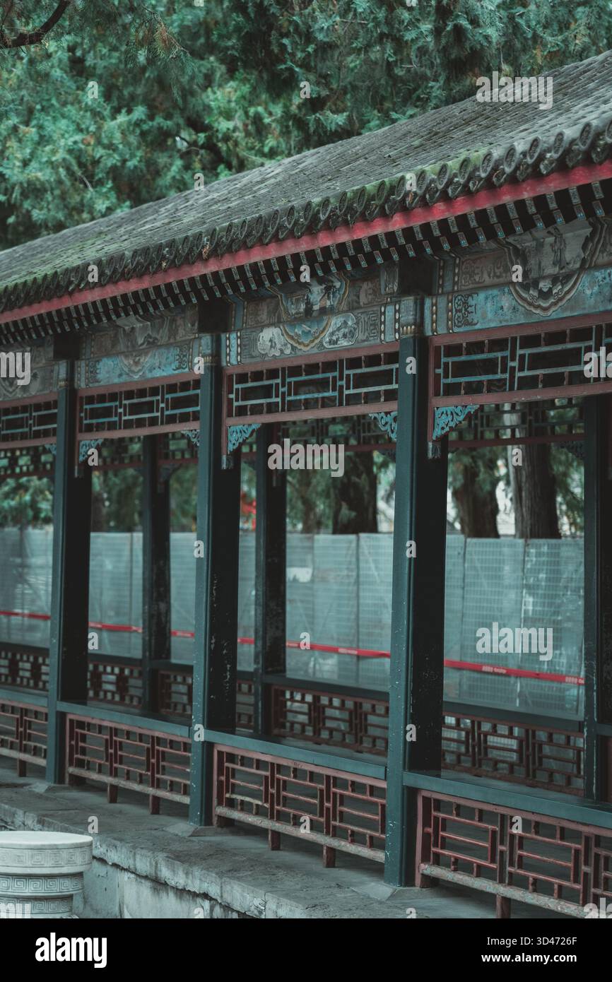 Intricati dettagli di un tradizionale passaggio pedonale coperto cinese a Pechino, Cina, che mostra architettura classica e ambiente tranquillo. Foto Stock