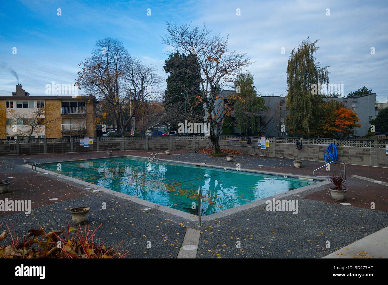 Piscina all'aperto fuori stagione presso le Parkview Towers di Kitsilano, Vancouver, British Columbia. Foto Stock