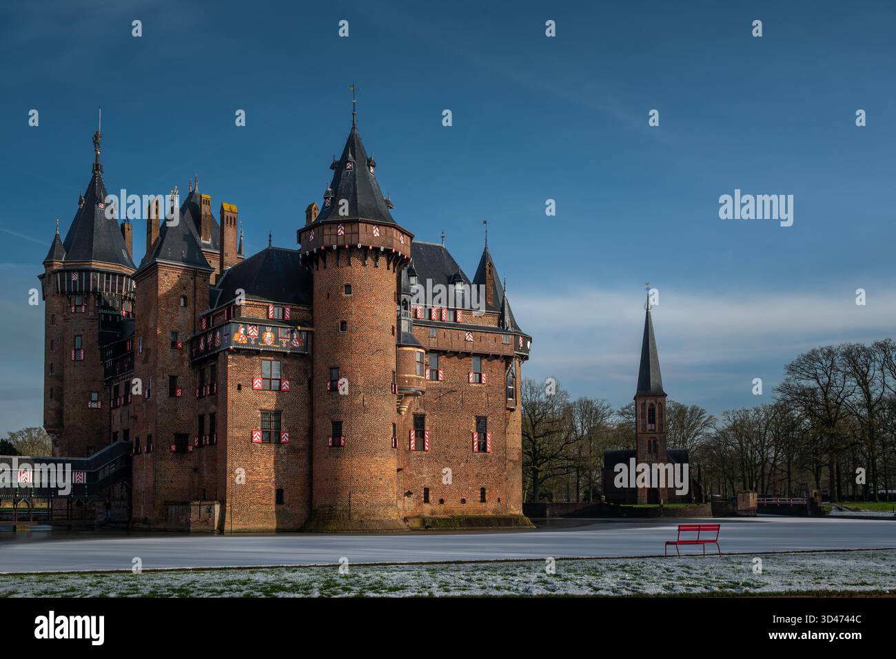 Kasteel De Haar si trova tra i terreni innevati di Utrecht, nei Paesi Bassi. Foto Stock