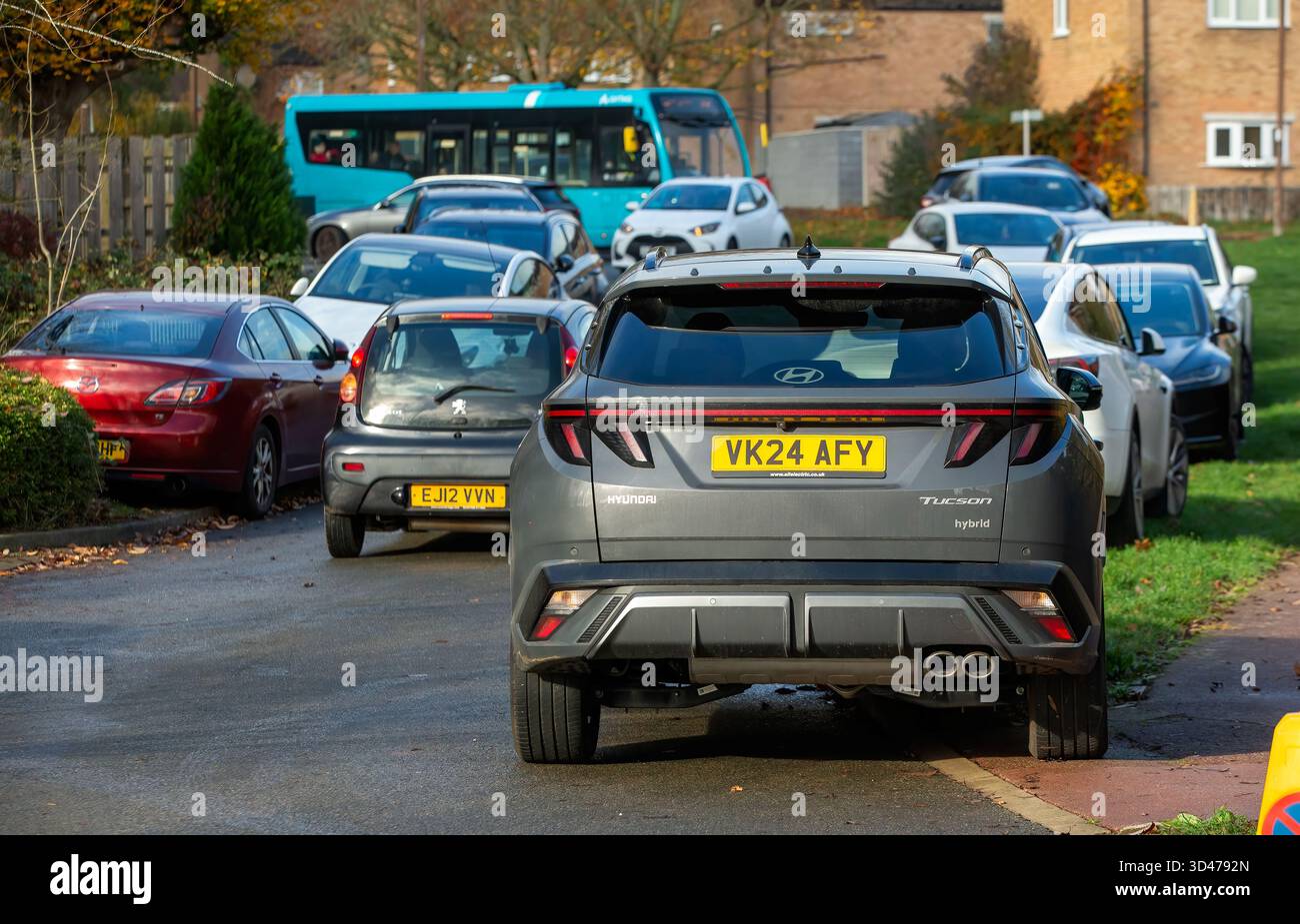 Milton Keynes, Bucks, Regno Unito - novembre 8° 2025: Parcheggio auto su una normale strada laterale britannica Foto Stock