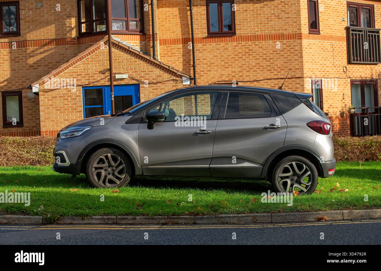 Milton Keynes, Bucks, Regno Unito - novembre 8° 2025: Auto parcheggiata su un'altura per evitare doppie linee gialle Foto Stock