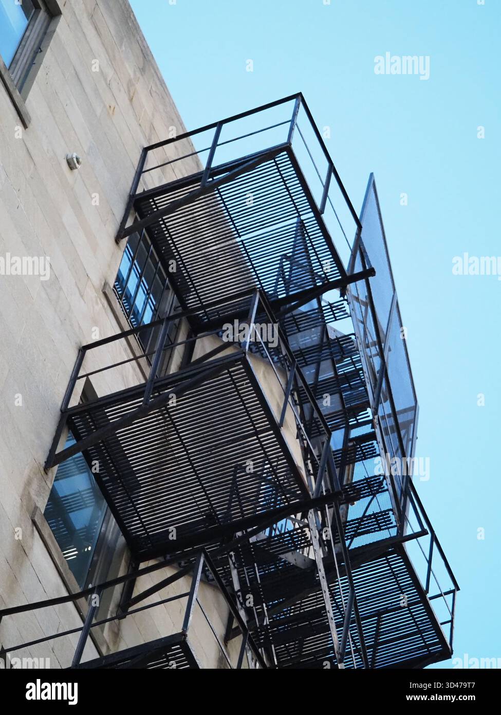 Fuga antincendio in metallo nero su una facciata di un edificio a Old Quebec City, Quebec, Canada. Foto Stock
