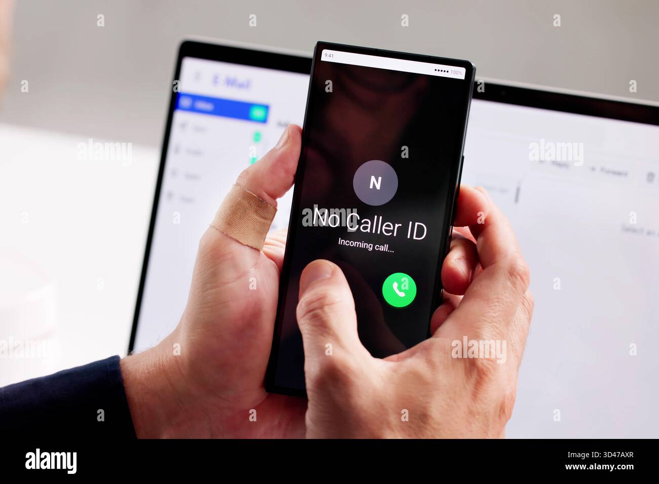 La chiamata sospetta su smartphone porta lo sperimentatore a una truffa fraudolenta di telemarketing Foto Stock