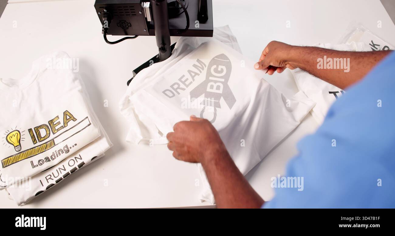 Servizi personalizzati di stampa di T-shirt: Pressa termica per la progettazione di tessuti africani. Foto Stock