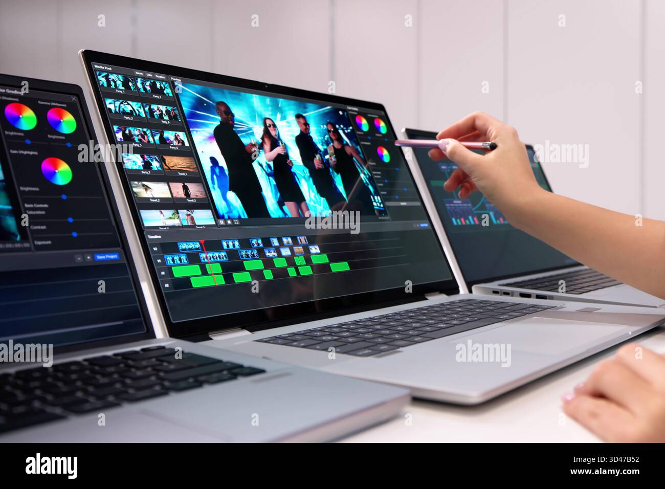 Designer grafico professionale che modifica Una foto sullo schermo del suo notebook Foto Stock