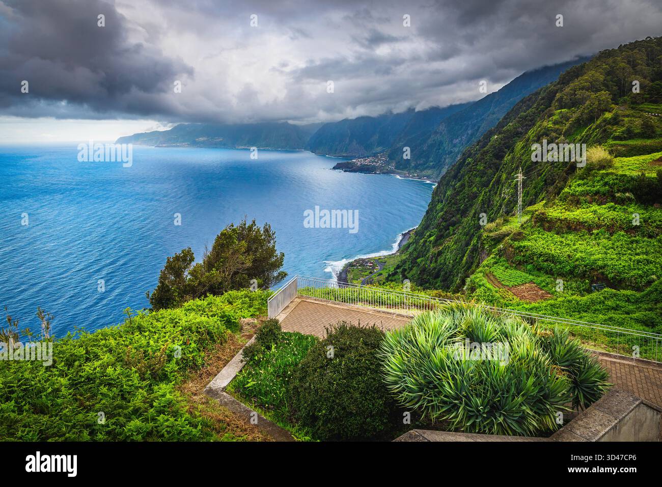 Splendida vista sul mare dal punto panoramico di Ribeira da Janela con l'Oceano Atlantico e le pittoresche pendici verdi, l'isola di Madeira, il Portogallo e l'Europa Foto Stock