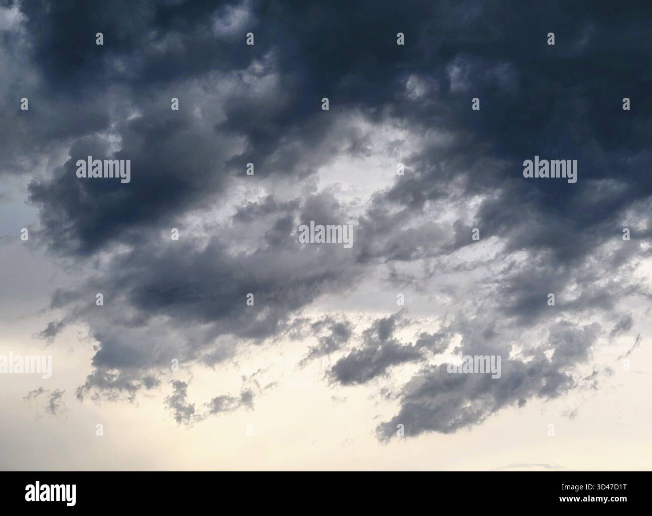 Le spettacolari e maestose nuvole grigie e nere si diffondono nel cielo prima della tempesta che si avvicina Foto Stock