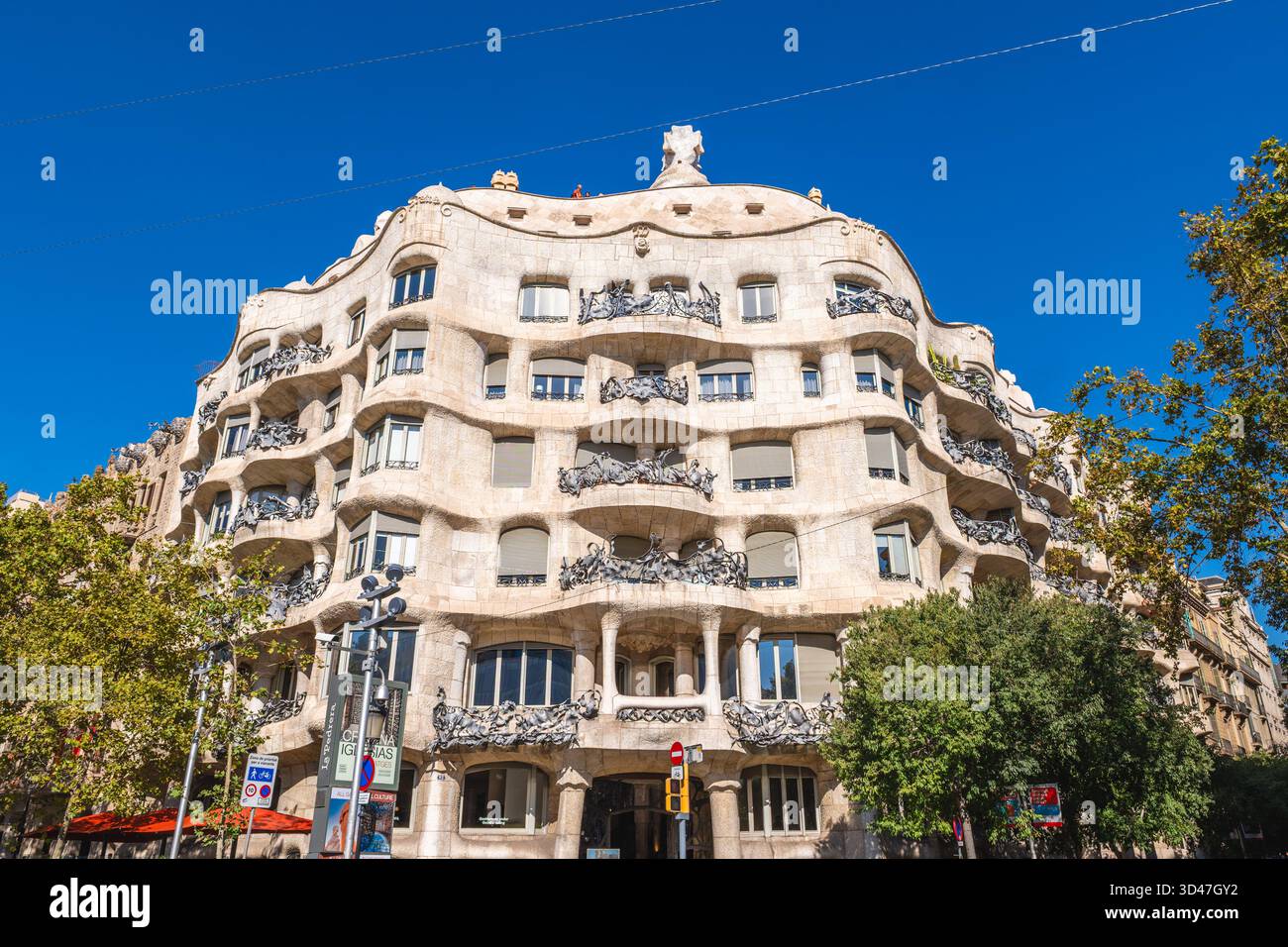 28 ottobre 2025: Casa Mila, nota anche come la Pedrera, un edificio modernista a Barcellona, Catalogna, Spagna, è stata l'ultima residenza privata progettata da architec Foto Stock