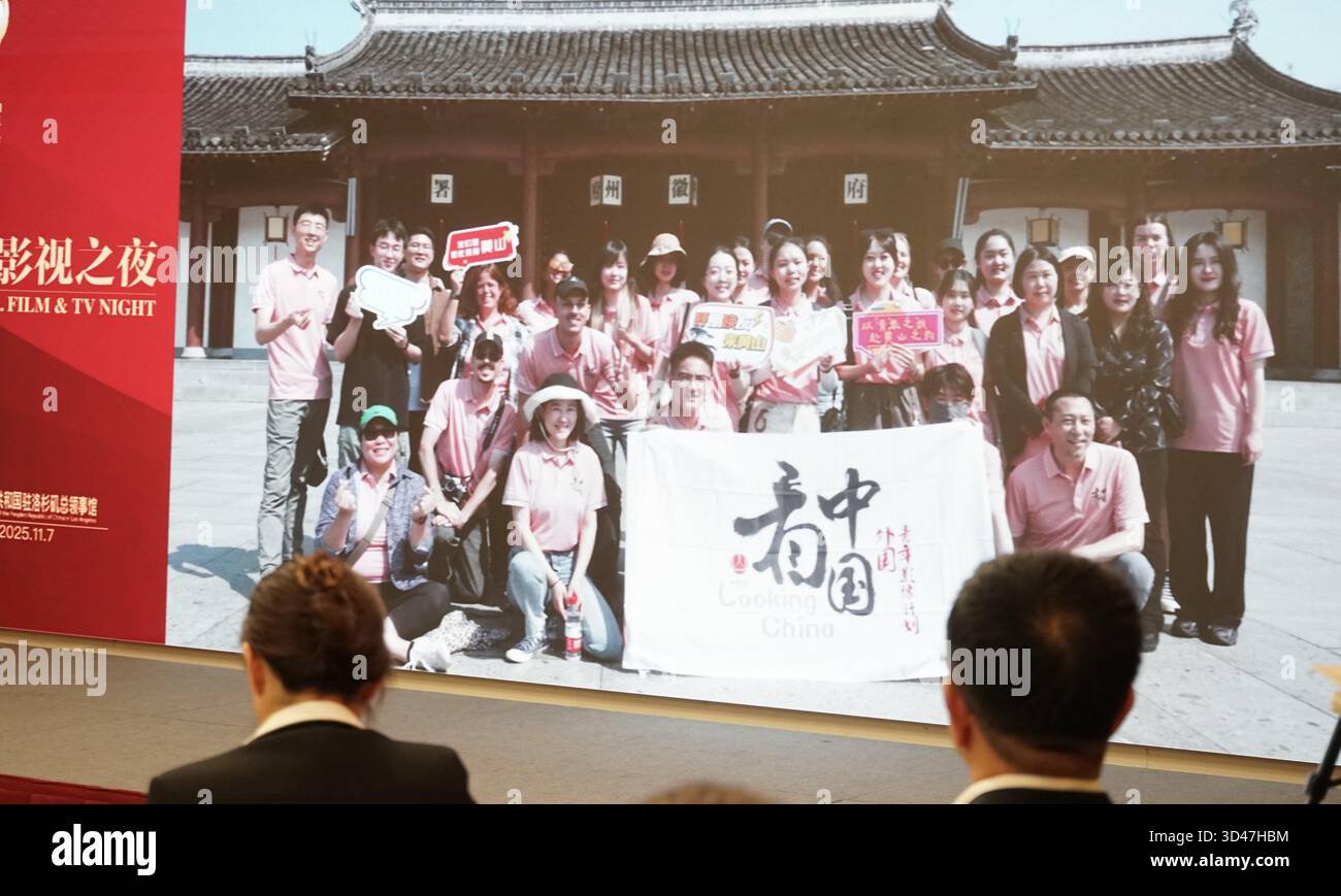 Los Angeles, Stati Uniti. 7 novembre 2025. I partecipanti guardano un video sul progetto di film giovanili "Looking China" in un evento a tema "Capture the Moments of Friendship: A Cinematic record of China-U.S." Relations' a Los Angeles, Stati Uniti, 7 novembre 2025. Un evento locale di venerdì ha evidenziato gli scambi tra Cina e Stati Uniti attraverso film e televisione, con i partecipanti che hanno avuto il ruolo di narrazione visiva nel rafforzare la comprensione reciproca e i legami bilaterali. PER ANDARE CON "l'evento di Los Angeles mette in evidenza gli scambi culturali Cina-Stati Uniti attraverso film, TV" credito: Zeng Hui/Xinhua/Alamy Live News Foto Stock