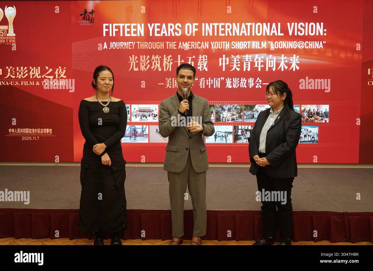 (251109) -- LOS ANGELES, 9 novembre 2025 (Xinhua) -- Mateo Nikolav, un produttore cinematografico che una volta ha partecipato al progetto di film giovanili "Looking China", parla ad un evento a tema "Capture the Moments of Friendship: A Cinematic record of China-U.S." Relations' a Los Angeles, Stati Uniti, 7 novembre 2025. Un evento locale di venerdì ha evidenziato gli scambi tra Cina e Stati Uniti attraverso film e televisione, con i partecipanti che hanno avuto il ruolo di narrazione visiva nel rafforzare la comprensione reciproca e i legami bilaterali. L'evento di Los Angeles mette in evidenza gli scambi culturali Cina-Stati Uniti attraverso fil Foto Stock