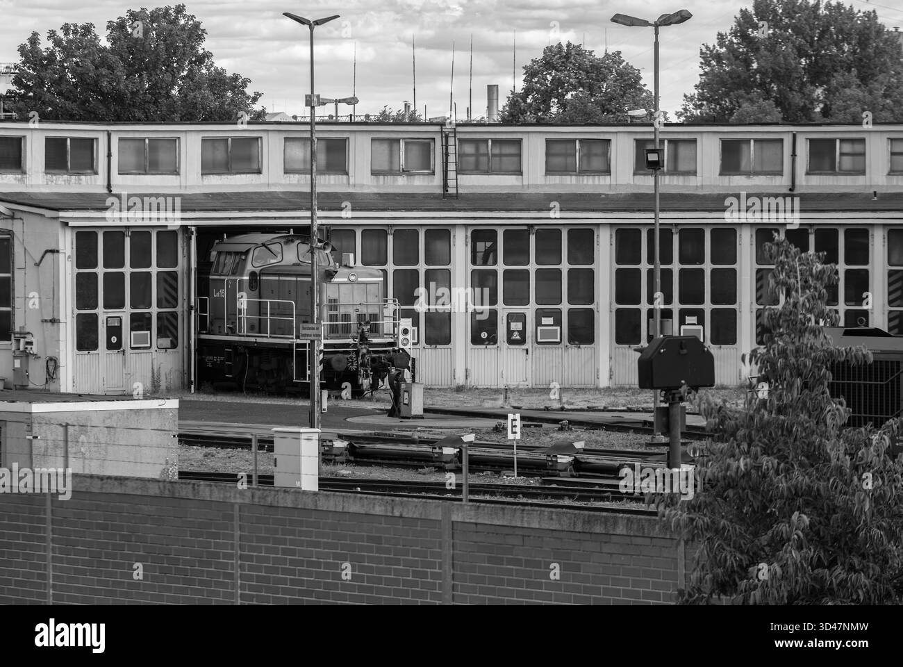 Capannone con locomotiva diesel in una zona industriale ad ovest di Francoforte, Assia, Germania Foto Stock
