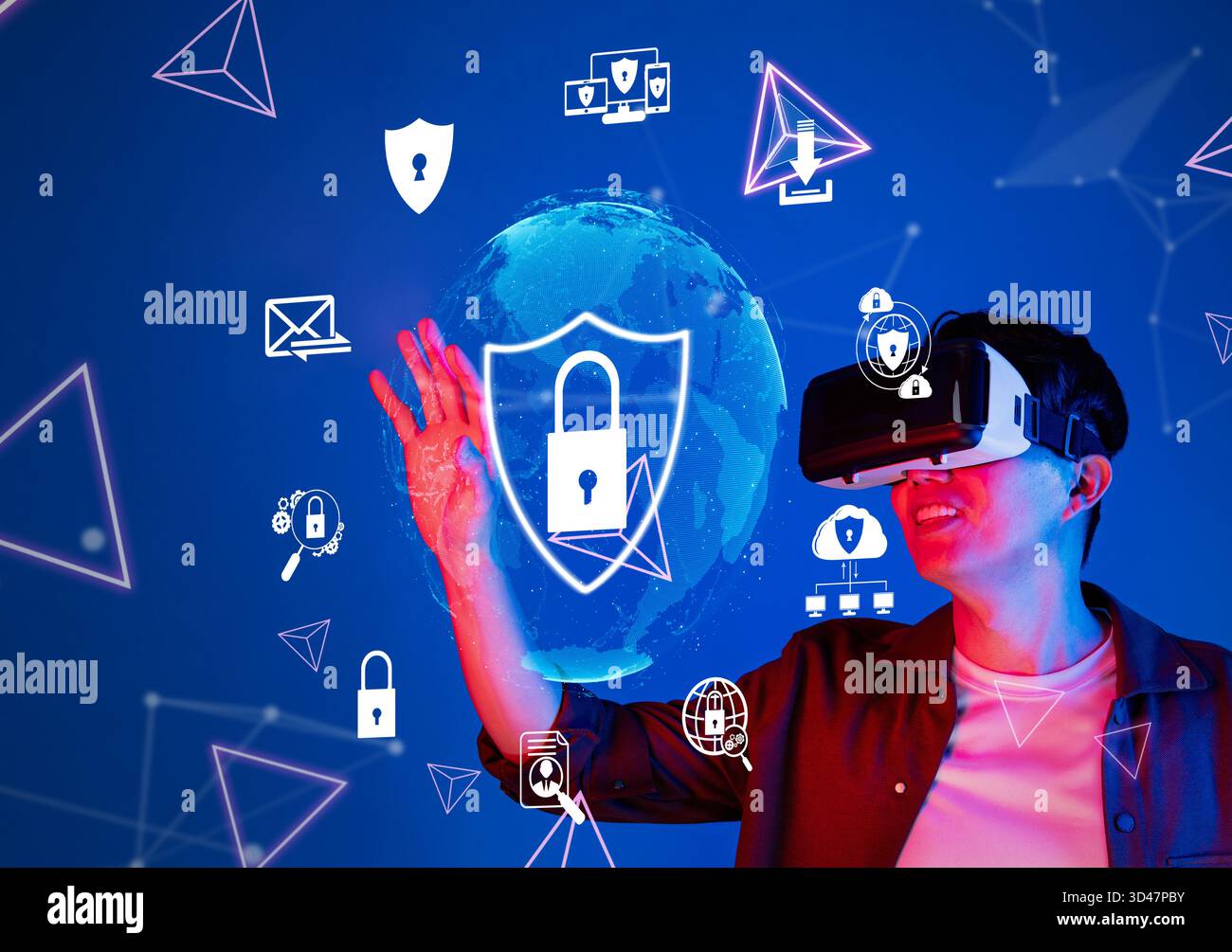 Una persona indossa un visore per la realtà virtuale, interagendo con icone digitali che rappresentano la sicurezza informatica, la privacy dei dati e la sicurezza online in una tecnologia moderna Foto Stock