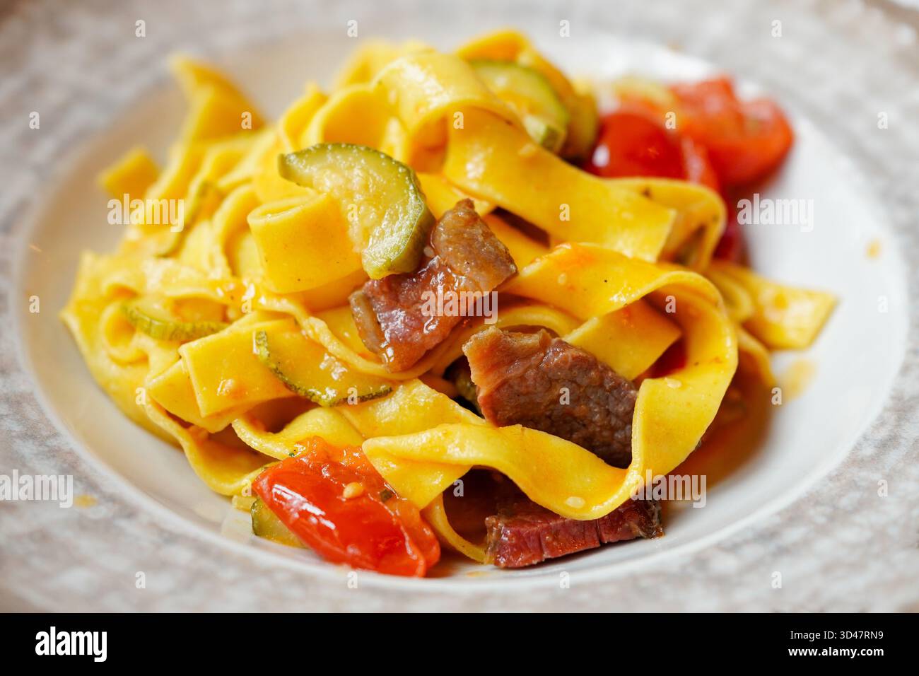 Tagliatelle fresche italiane con verdure e carne Foto Stock