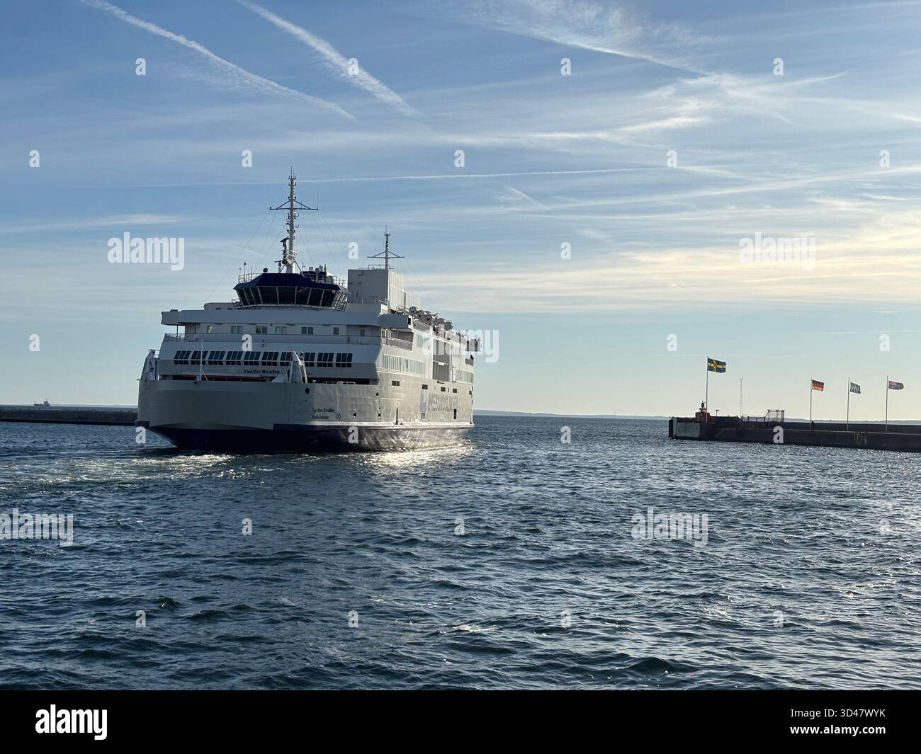 Banchine commerciali con traghetti e navi merci ormeggiate al porto di Helsingborg in Svezia. Foto Stock