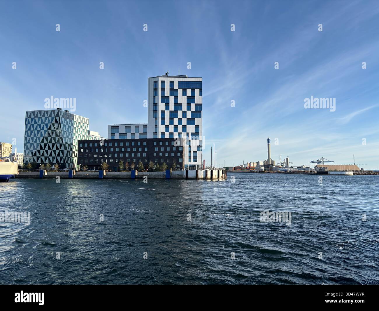 Banchine commerciali con traghetti e navi merci ormeggiate al porto di Helsingborg in Svezia. Foto Stock