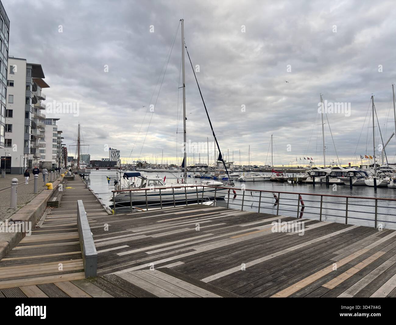Banchine commerciali con traghetti e navi merci ormeggiate al porto di Helsingborg in Svezia. Foto Stock